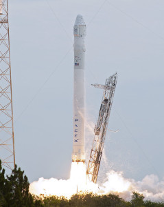 SpX_CRS-2_launch_-_further_-_cropped